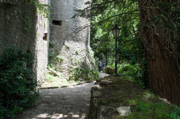 Kurztrip Rimini (Stadt), Adria, Italien, Der Schatten entlang der Burgmauern ist im Hochsommer sehr angenehm.