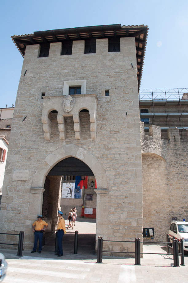 Kurzurlaub Rimini (Stadt), Adria, Italien, Durch dieses Tor geht's dann schon direkt hinein in die Altstadt.