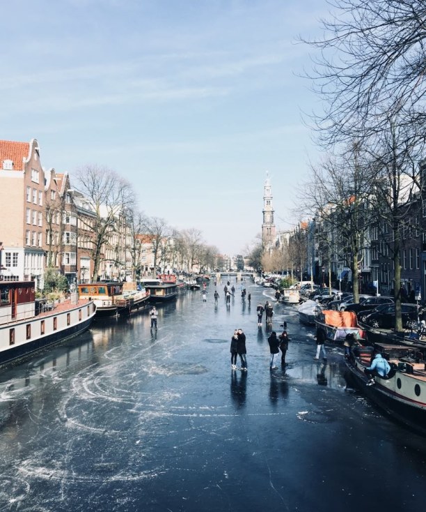 Kurztrip Amsterdam (Stadt), Amsterdam & Umgebung, Niederlande, Die Grachten sind so weit zugefroren, dass man sogar darauf Schlittsch