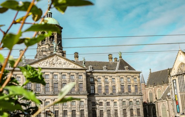 Kurzurlaub Amsterdam (Stadt), Amsterdam & Umgebung, Niederlande, Der Königspalast und die Krönungskirche von Amsterdam - zwei ganz ty