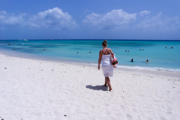 1 Woche Aruba, Aruba, Am Arashi Beach sind viele Schnorchler im Wasser. Nicht weit entfernt 