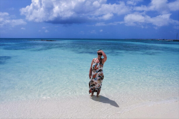 1 Woche Aruba, Aruba, Türkisblaues seichtes Wasser am Palm Beach. Ich bin happy! :)