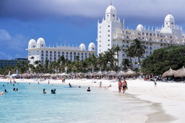 Eine Woche Aruba, Aruba, Der Palm Beach ist das Touristenzentrum von Aruba, hier reiht sich ein