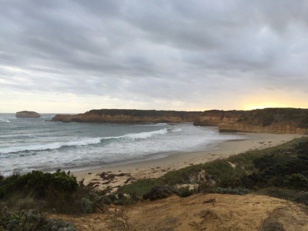 Kurztrip Victoria, Australien, Sonnenuntergangstimmung an einem Strand entlang der Great Ocean Road.
