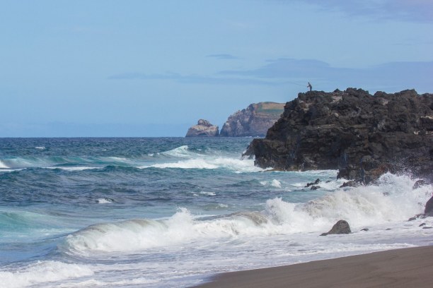 Kurztrip Ponta Delgada (Stadt), Azoren, Portugal, Der Sand an den Stränden von São Miguel ist aufgrund des vulkanische