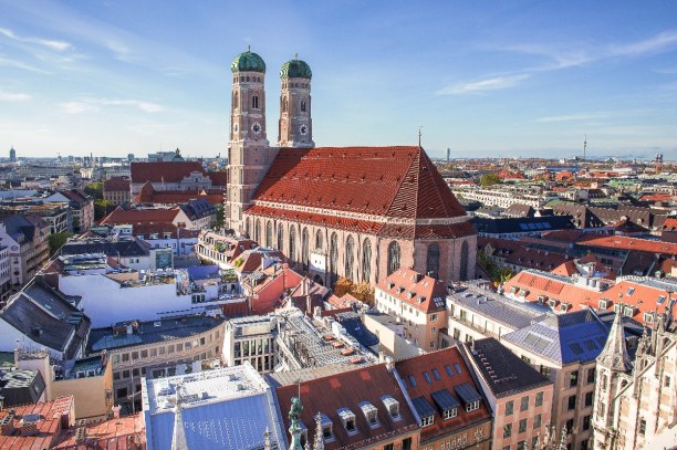 Kurzurlaub München (Stadt), Bayern, Deutschland, Die Münchener Frauenkirche ist eins der Wahrzeichen der Landeshauptst