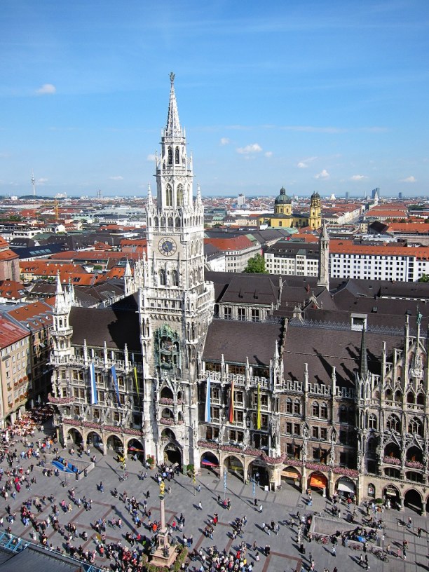 Kurztrip München (Stadt), Bayern, Deutschland, Der Marienplatz ist der zentrale Platz in der Münchener Innenstadt. H