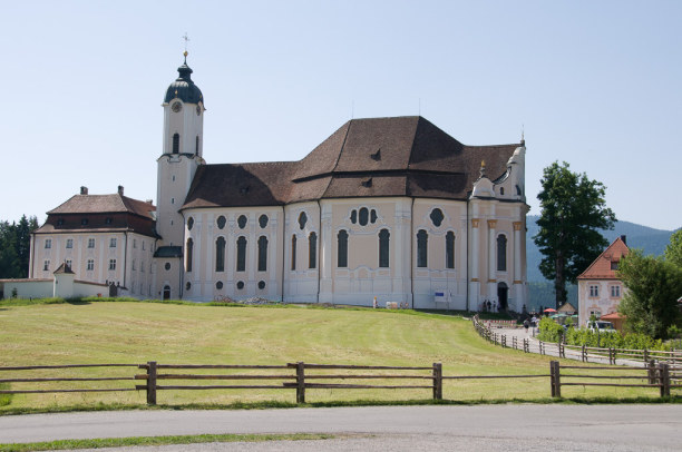 Kurztrip Oberammergau (Stadt), Bayern, Deutschland, Die Wieskirche ist schon von weitem zu sehen.