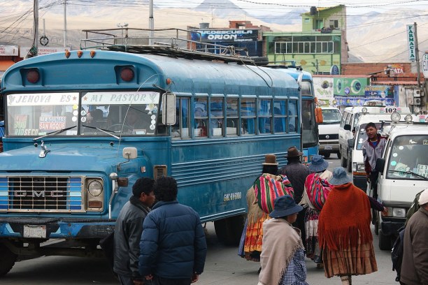 Kurztrip La Paz (Stadt), Bolivien, Bolivien, Straßenszene in La Paz. Die Chola Frauen tragen die typische Melone. 