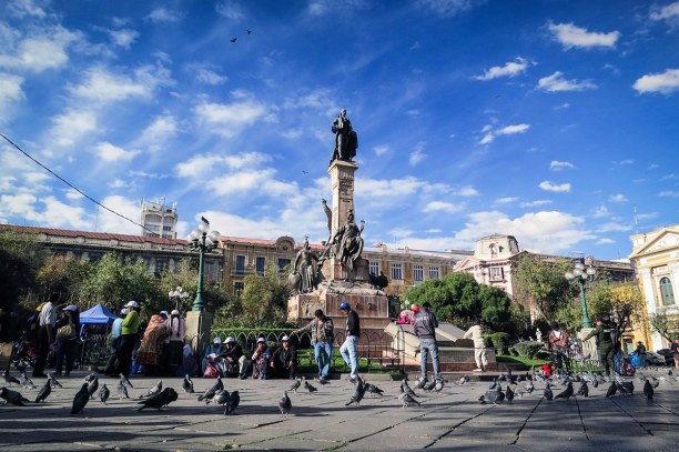 Kurztrip La Paz (Stadt), Bolivien, Bolivien, Die Plaza Murillo ist der Ort, wo, umflattert von Tauben, die Alten zu