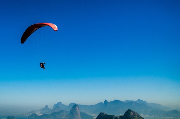 10 Tage Südosten, Brasilien, Fallschirmspringen über Rio ist ein einzigartiges Erlebnis.