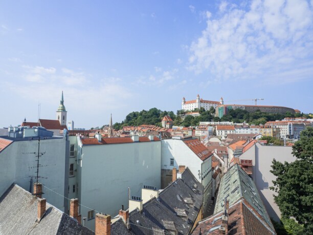 Kurzurlaub Bratislava (Stadt), Bratislava & Umgebung, Slowakei, Der Ausblick vom Turm des Michaelertors über die Altstadt und hoch zu
