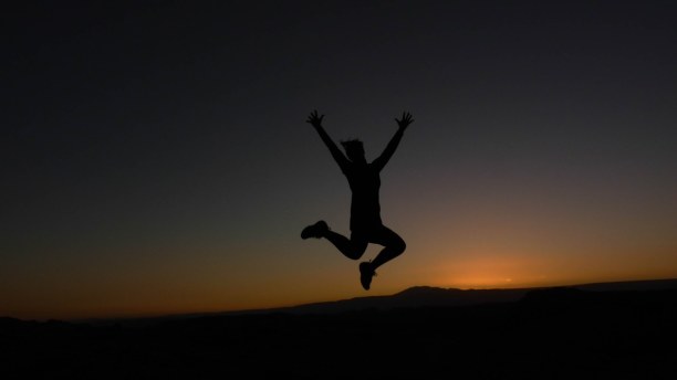 Langzeiturlaub Atacama Wüste, Chile, Der Sonnenuntergang ist ein Highlight in der Atacama Wüste. Jump! :)