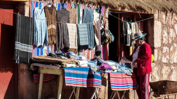 Langzeiturlaub Atacama Wüste, Chile, In Machuca bieten die Frauen handgewebte Textilien zum Verkauf an