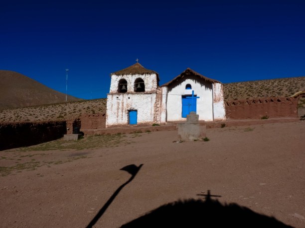 Langzeiturlaub Atacama Wüste, Chile, Machuca ist ein kleines Andendorf mit einer weißen Kirche