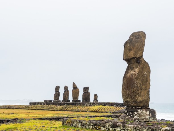 Kurztrip Osterinsel, Chile, Die Statuen der Moai sind auf der ganzen Insel verstreut und ihr Gesic