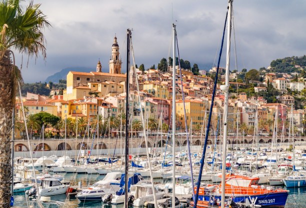 Eine Woche Nizza (Stadt), Côte d'Azur, Frankreich, Ein Blick vom Hafen auf die Altstadt von Menton