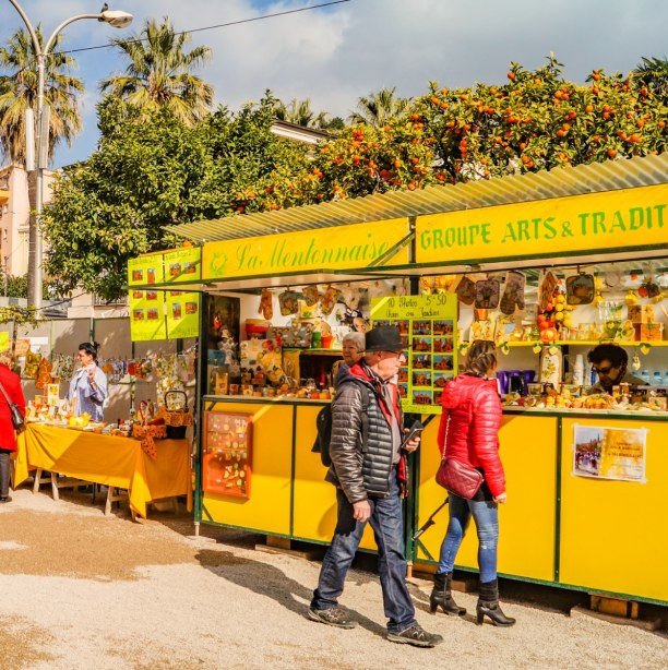 Eine Woche Nizza (Stadt), Côte d'Azur, Frankreich, An zahlreichen Ständen kann man Produkte aus und mit Zitronen kaufen.