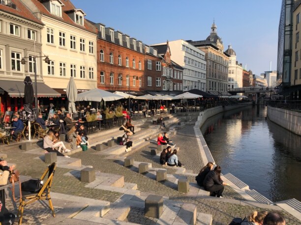 Kurzurlaub Aarhus, Dänemark, Åboulevarden mit vielen Kneipen, Bars und Restaurants