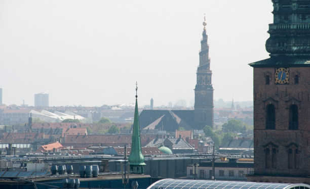 Kurztrip Kopenhagen, Dänemark, Weiter entfernt ist die markante Spitze der Erlöserkirche zu sehen. B