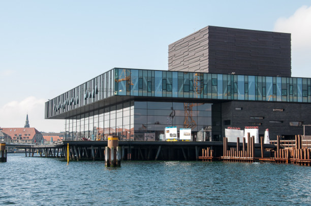 Kurzurlaub Kopenhagen, Dänemark, Das neue Schauspielhaus befindet sich ebenfalls direkt am Wasser.
