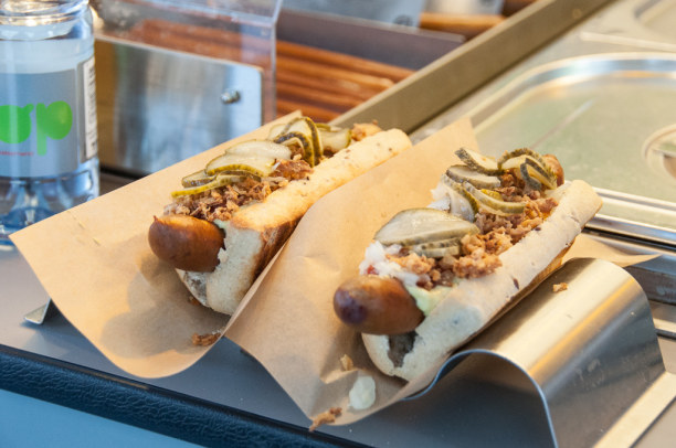 Kurztrip Kopenhagen, Dänemark, Ein Streetfood-Klassiker in Dänemark ist der Hotdog. Man kann verschi