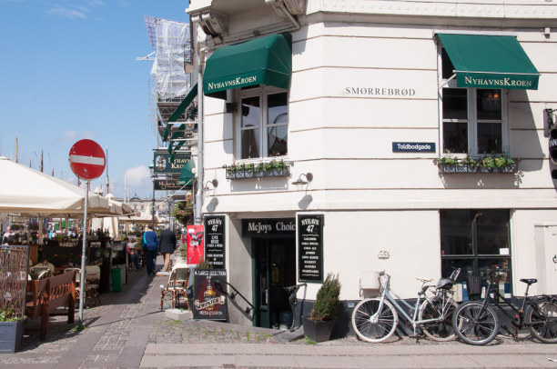 Kurzurlaub Kopenhagen, Dänemark, Rund um Nyhavn gibt es zahlreiche Cafés und Restaurants. Hast Du scho