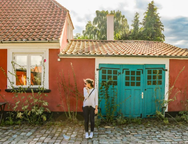 Kurztrip Kopenhagen, Dänemark, Kleine Landhäuser, von denen so einige leicht schief stehen, säumen 