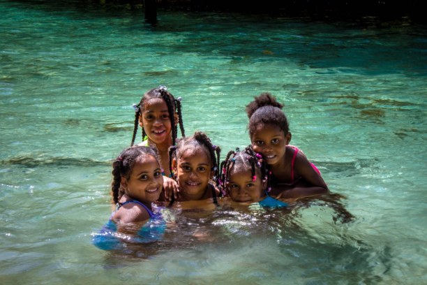 Langzeiturlaub Halbinsel Samana, Dominikanische Republik, Einheimische baden am Playa Rincón.