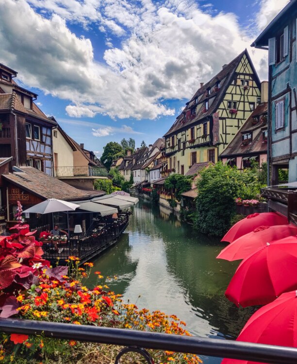 Kurztrip Colmar (Stadt), Elsass/Lothringen, Frankreich, Direkt am Fluss liegen kleine Restaurants. Dort sitzt man direkt am Wa