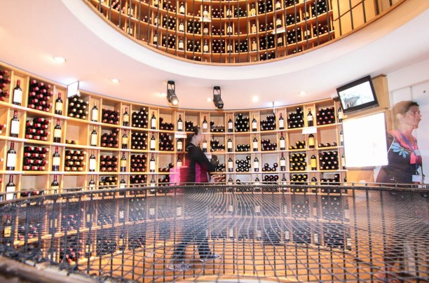 Langzeiturlaub Aquitanien, Frankreich, In Bordeaux genießt man das Leben (und den Wein). Ein Weingeschäft r