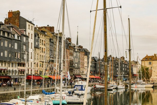 Langzeiturlaub Atlantikküste, Frankreich, Die Cafés direkt am Hafen (Vieux Bassin) sind zwar teurer als die in 