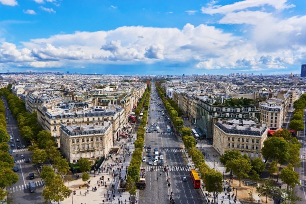 Kurzurlaub Ile de France, Frankreich, Der Champs-Élysées ist die Prachtstraße von Paris. Sie ist gute 1,9