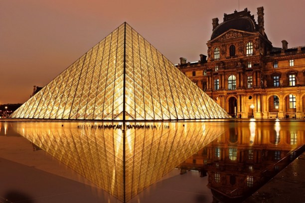 Kurzurlaub Ile de France, Frankreich, Der Louvre, das drittgrößte Kunstmuseum der Welt, stellt bekannte Ge