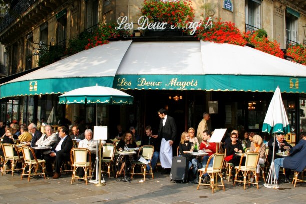 Kurzurlaub Ile de France, Frankreich, In einem der vielen Cafés kannst du dir eine Pause bei einem leckeren
