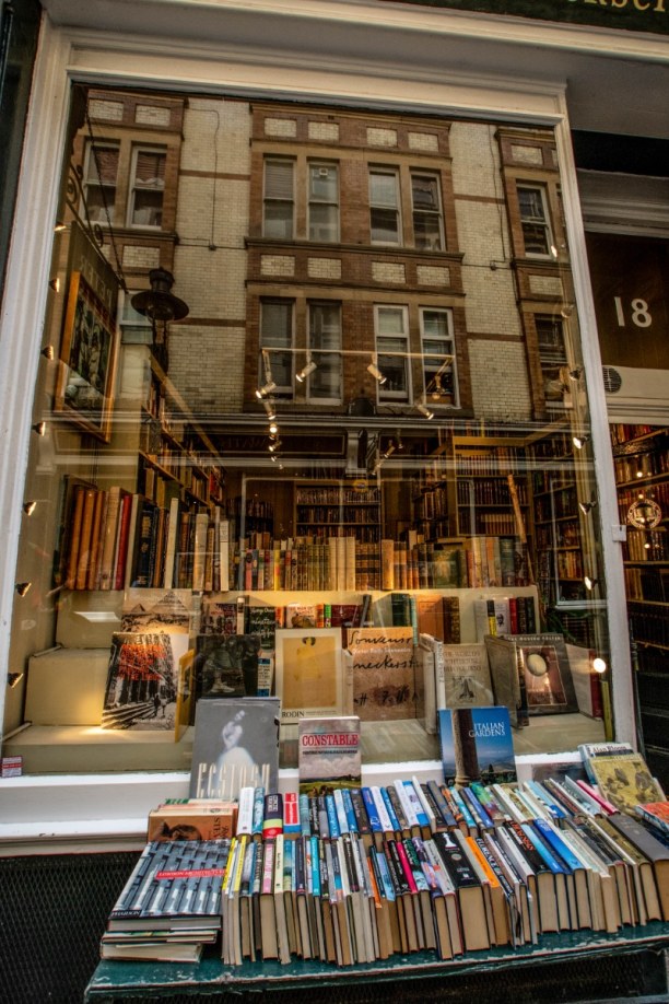 Kurzurlaub London & Umgebung, Großbritannien, Hier kann man sich Harry Potter Bücher, Münzen u.v.m. kaufen.