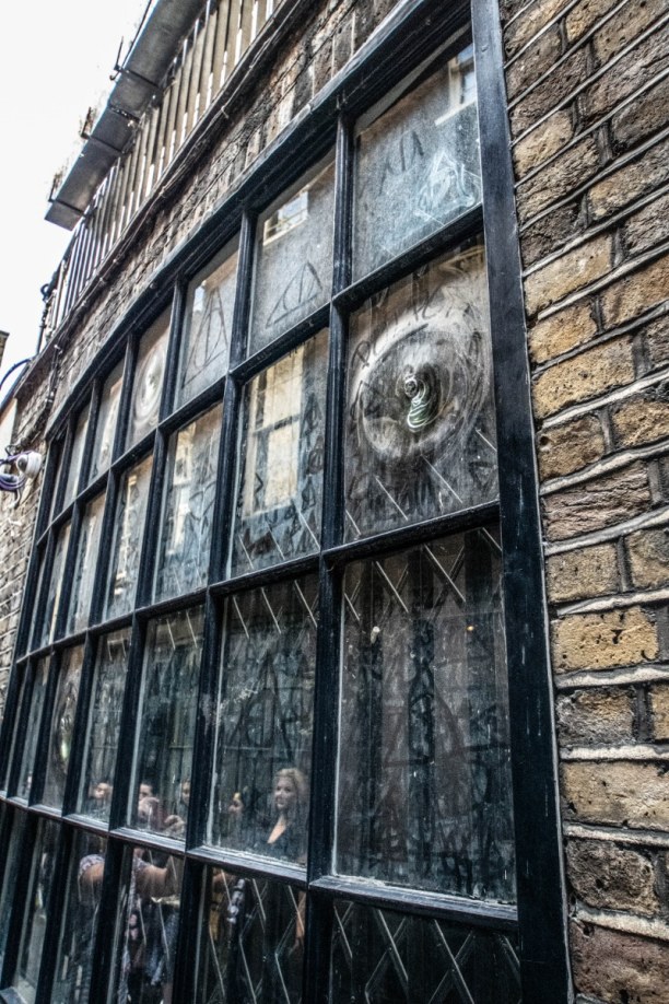 Kurzurlaub London & Umgebung, Großbritannien, Man kann hier an den Fensterscheiben sogar Zeichen aus dem Harry Potte