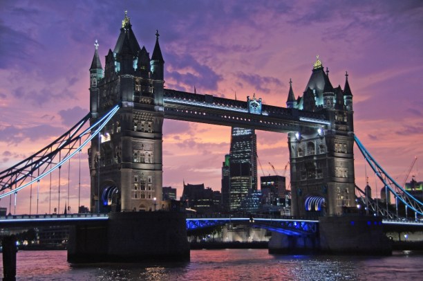 Kurztrip London & Umgebung, Großbritannien, Die Tower Bridge ist 244 Meter lang und kann von Autos sowie Fußgäng