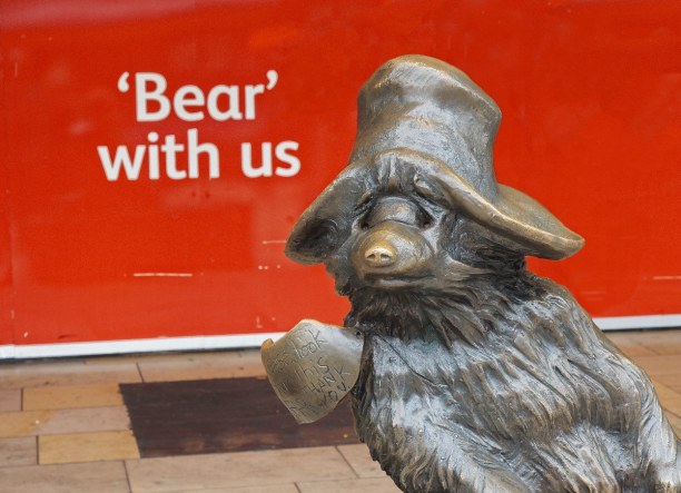 Kurztrip London & Umgebung, Großbritannien, Paddington Bär, die berühmte Kinderbuchfigur, wurde nach dem Padding