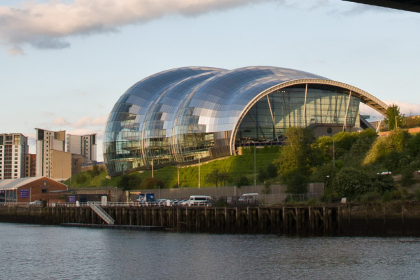 Kurztrip Mittel & Nord-England, Großbritannien, Direkt an der Tyne beeindruckt ein neues Bauwerk: The Sage Gateshead.
