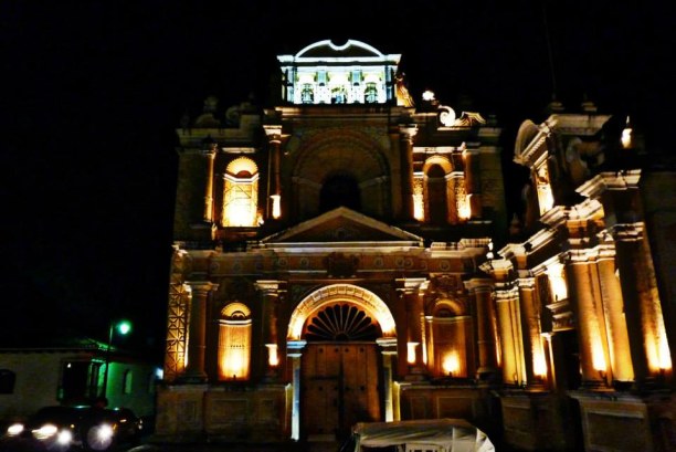 Langzeiturlaub Guatemala, Guatemala, In der Nacht werden die kolonialen Gebäude von Antigua herrlich beleu