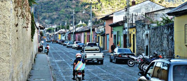 Langzeiturlaub Guatemala, Guatemala, typisches Straßenbild aus Antigua, Guatemala