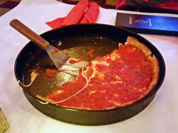 Kurztrip Chicago (Stadt), Illinois, USA, Deep Dish Pizza zubereitet in einer Kuchenform

ESSEN

Chicago ist fü