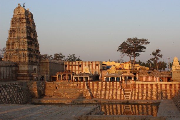 Langzeiturlaub Rajasthan, Indien, Tempelanlage im Sonnenaufgang