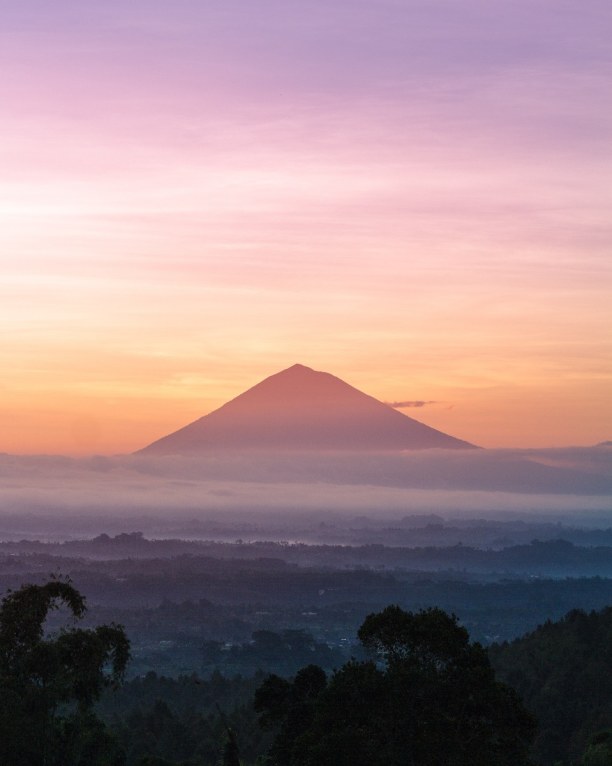10 Tage Bali, Indonesien, Der Vulkan Gunung Agung ist ein aktiver Schichtvulkan und die höchste
