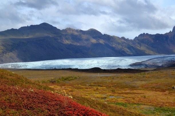 1 Woche Island, Island, Wunderschöne Berglandschaften an der Südküste Islands.