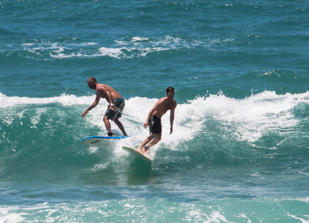 Kurztrip Tel Aviv & Umgebung, Israel, Mitten in Tel Aviv sieht man Surfer und Wassersportler.