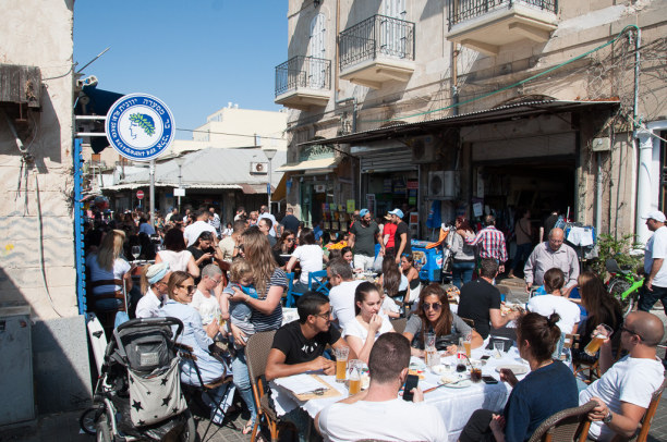 Kurztrip Tel Aviv & Umgebung, Israel, Der Flohmarkt schließt am Freitag um 14 Uhr. Gleich nebenan wird in d