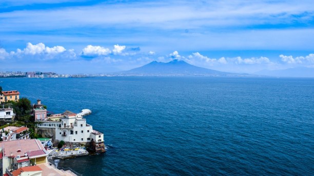 Kurztrip Golf von Neapel, Italien, Der Vesuv liegt rund 9 km von Neapel entfernt und ist immer noch aktiv