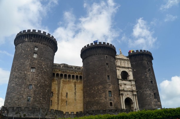 Kurzurlaub Golf von Neapel, Italien, Das Castel Nuovo diente den Königen als Residenz und Festung , heute 